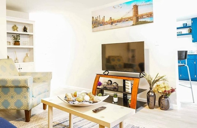 Comfy Convenient Space 3 mins from Downtown!