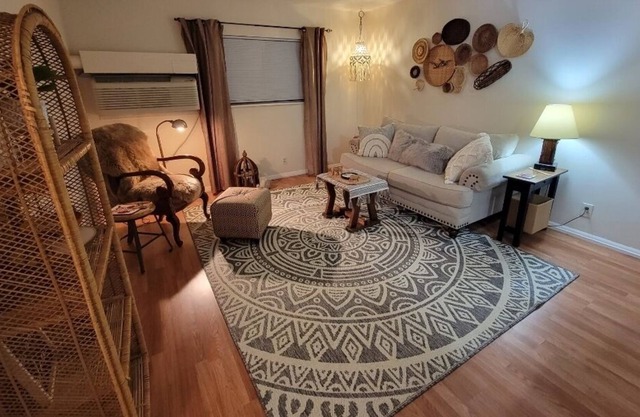 Comfy & Cosey. Ground level Appartment. Only 2.5 miles from Mosaic.