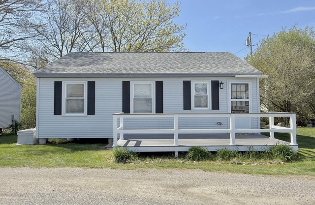 Comfy cottage with pool. Walk to TWO beaches, restaurants, shops and zoo!
