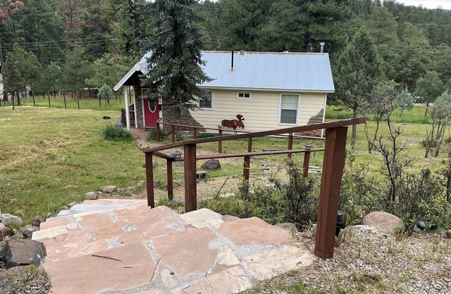 COMFY, COZY COTTAGE! HOT TUB & FIREPLACE.CONVENIENTLY LOCATED