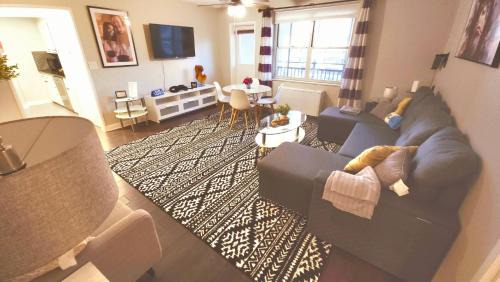 Comfy Downtown Condo With Balcony