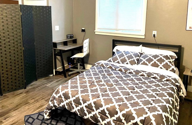 Comfy Entire Studio w/Private Entrance and Parking