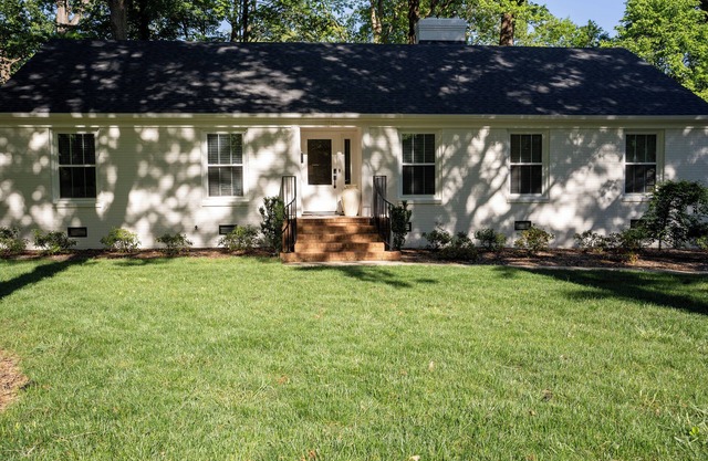Comfy family or multi couple retreat. Near Friendly Center, Tanger, Downtown!