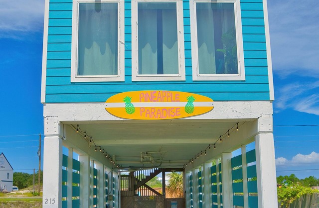 Comfy King beds, close to beach, pool + pet friendly