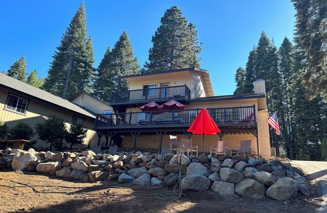 Comfy retreat at LACC! Lake views! Central A/C! Amazing front/back yards!