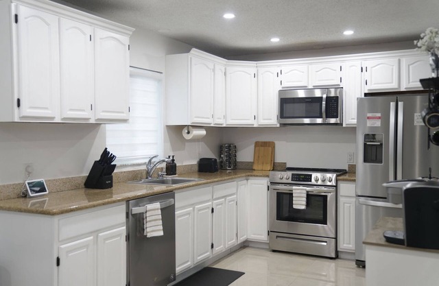 Comfy Retreat Near Guitar Hotel w/fire pit and coffee bar. Fully stocked!