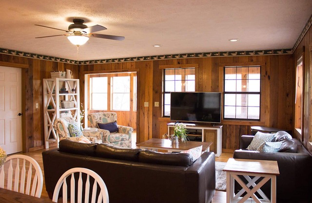 Comfy, Secluded Lake Cabin Retreat