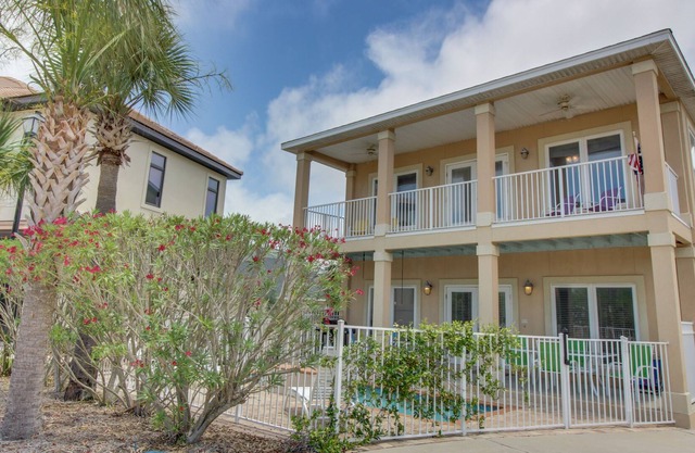 Comfy & spacious home with private & shared pools - three blocks to the beach