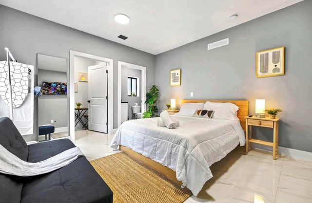 Comfy Studio W Beautiful Space!