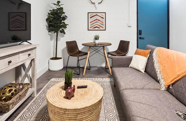 Comfy Studio with Queen Bed, City Walkable!