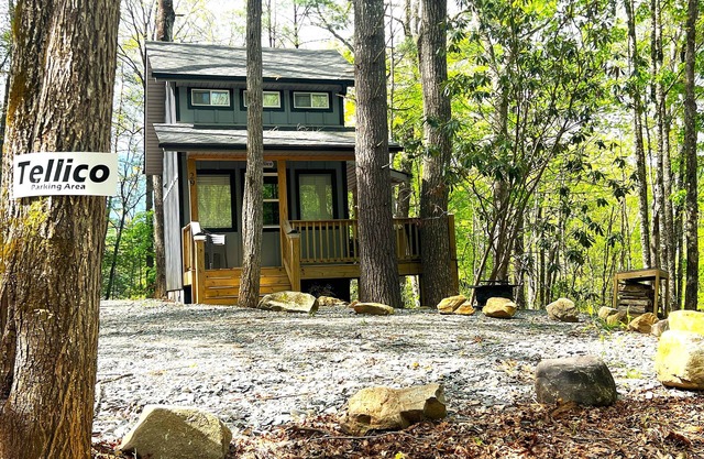 Comfy Tiny Cabin Near Lake Nantahala and the Great Smoky Mountains