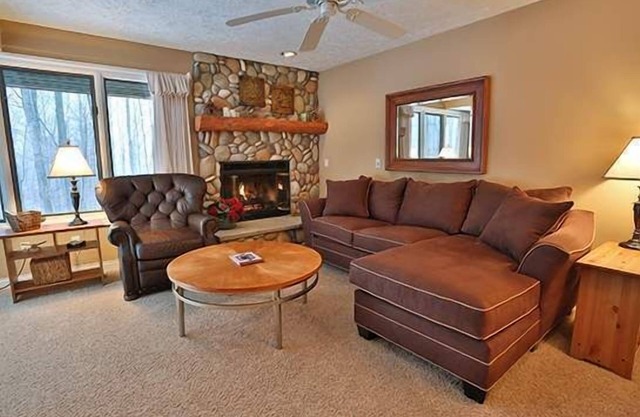 Comfy Trout Creek Condo #142 - 2 Bedrooms, 2 Baths with Kitchen, Fireplace. Pretty Wooded View