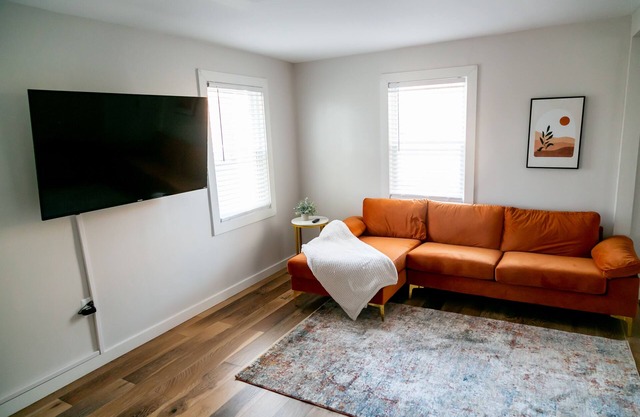 Comfy with Free Parking, 2 beds Near Airport, Park/Hospital!