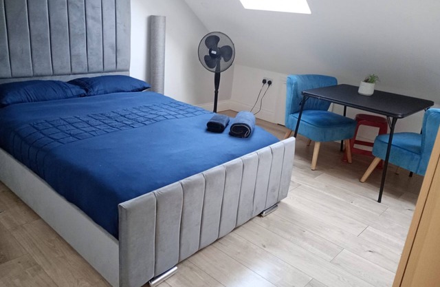 comfystay-london : Double Room with Extra Bedn