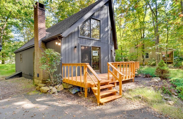 Community Beach Access: Modern Poconos Cabin!