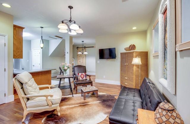 Community Courtyard & Fireplace: Cowan Apt!