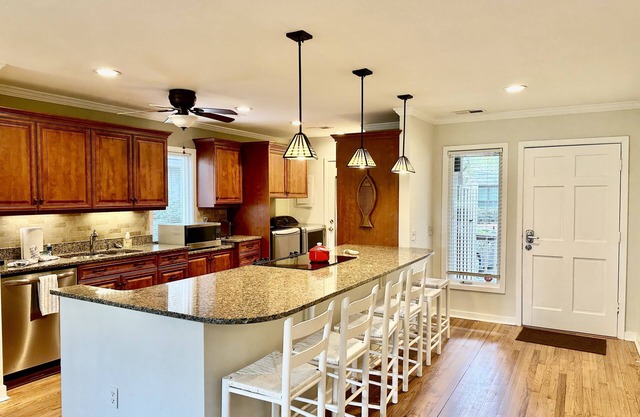 Community Pool, Golf Course View, Sunroom, Dog Friendly Greenslake Cottage!