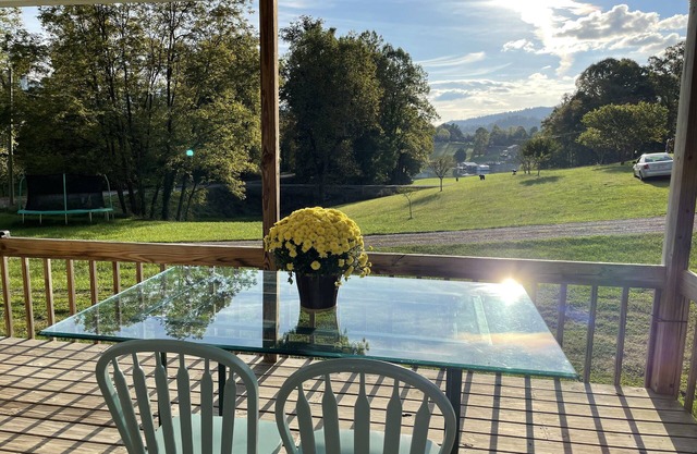 Compass Rose: Orient yourself! 3 bedroom peaceful retreat on the lake