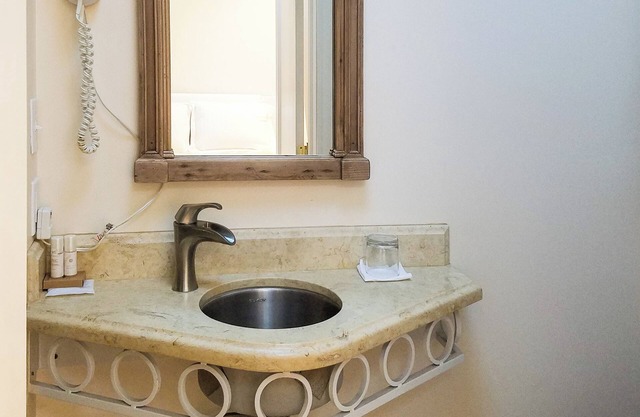 Completely private bedroom with ensuite bathroom for one person.