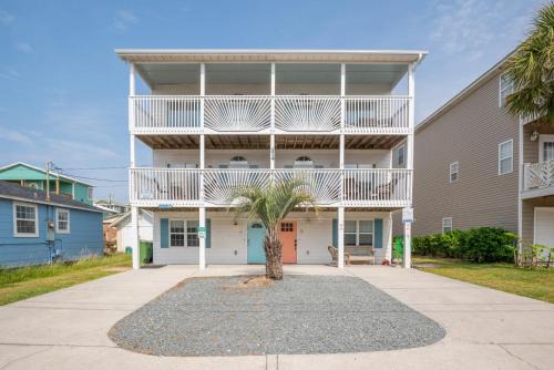 Completely Remodeled - Beach Access 3 Doors Down - Near Kure Beach Pier
