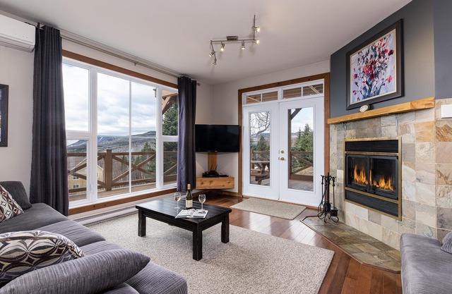 Condo 120B: Spacious, Spa, River Views