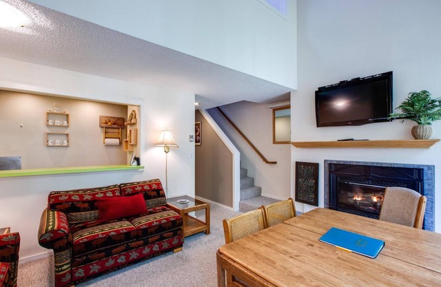 Condo #38 - Wi-Fi - Fireplace - Sleeps 6