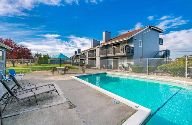 Condo in Birch Bay with Hot Tub and Game Room 205n
