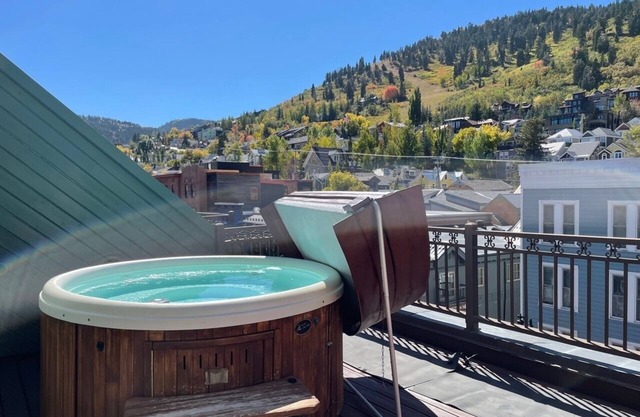 Condo on Main Street! Short walk to town lift! Private rooftop hot tub! Sleeps 8
