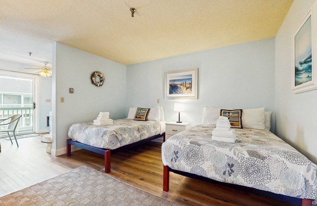 Condo w/balcony, seasonal pool and pool table and walkable location