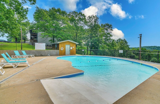 Condo w/Lake Access ~ 2 Mi to Silver Dollar City!