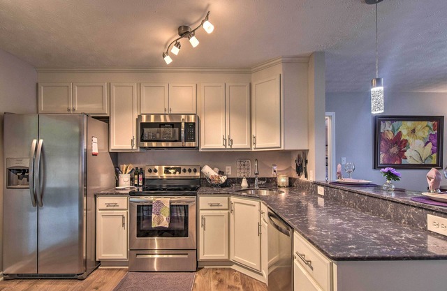 Condo w/Sunroom, Near Downtown Hendersonville!