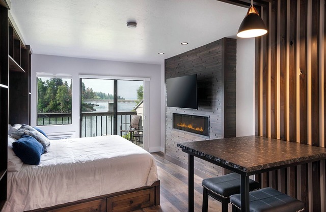Condo w/waterfront views, A/C & king-sized bed - Marina Cay Vista Della Baia
