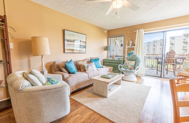 Condo with a short walk to Duck and Colony By the Sea amenities