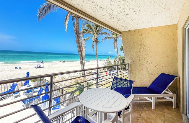 Condo with a View 4: Oceanfront!