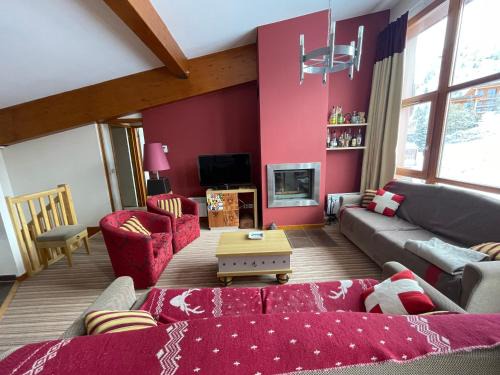 Confort et espace pour cet appartement Duplex de 100 m2 avec Grand Sejour expose Sud avec Cheminee, 4 chambres , Acces Direct aux Pistes de Ski et au Golf dans la residence Edenarc avec Piscine, Jacuzzi et Spa