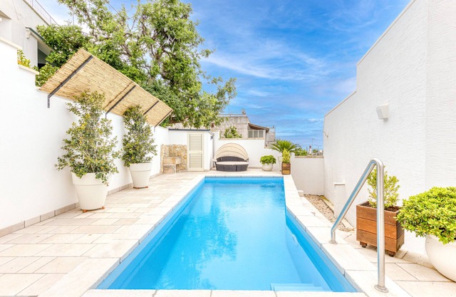 Confortable pool house in town, 3 min walk to sea