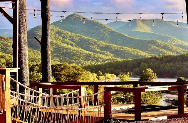 Container Treehouse Lake and Mountain Views Hot Tub
