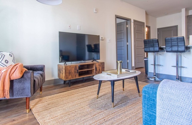 Contemporary 1BR Suite | Pool, Parking + Gym C