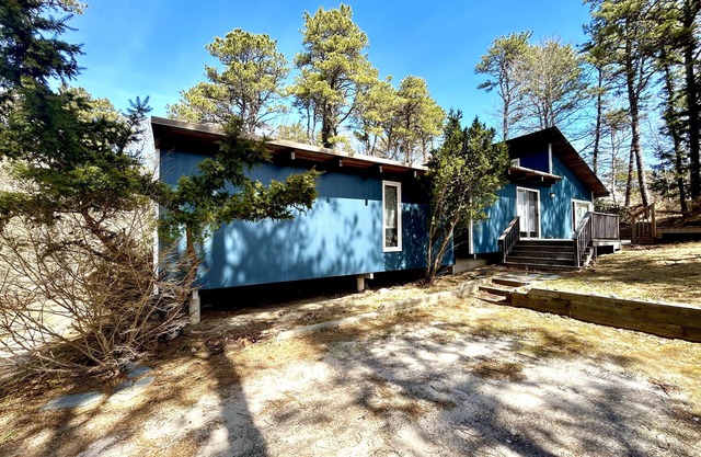 Contemporary 3 bdrm house, walk to village, close to ocean and ponds
