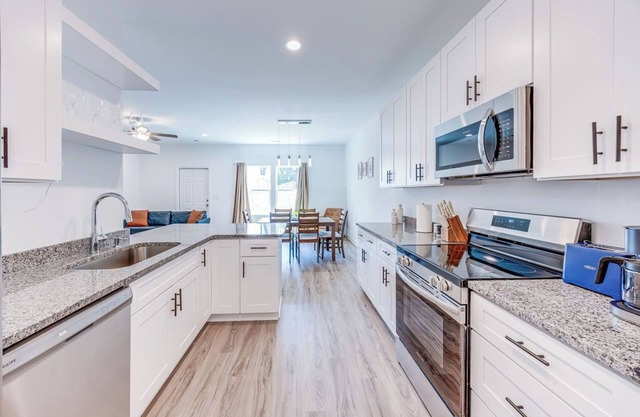 Contemporary 3BR Condo: Quick Drive to Downtown