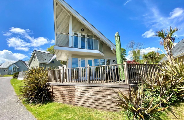 Contemporary 4-bedroom family villa, with private deck and balcony