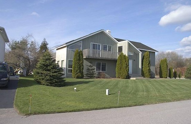 Contemporary 5 Bedroom Home .Easy walk to the beach. Central air
