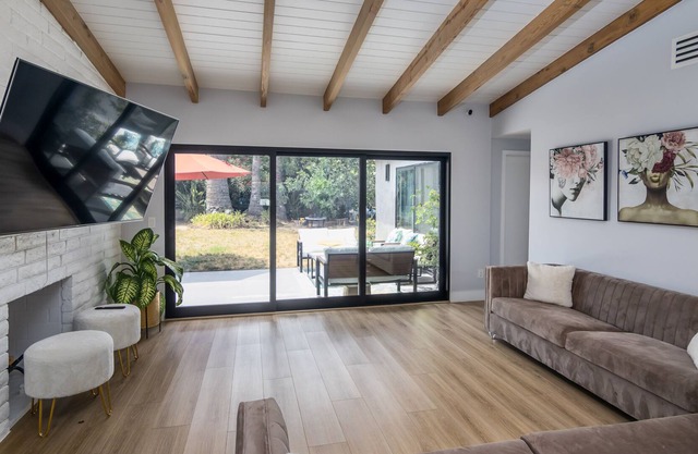 Contemporary amazing House W/Big yard@ heart of LA