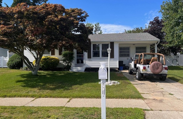 Contemporary Beach Bungalow - 2 blocks from the Bay with Private Hot Tub