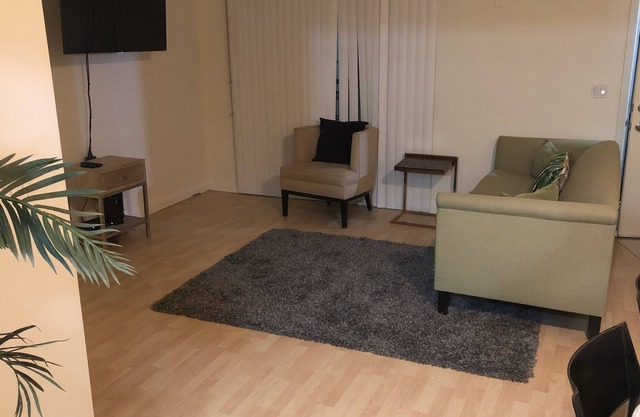 Contemporary Condo near JPL/Universal Studios/Burbank/DTLA/Pasadena
