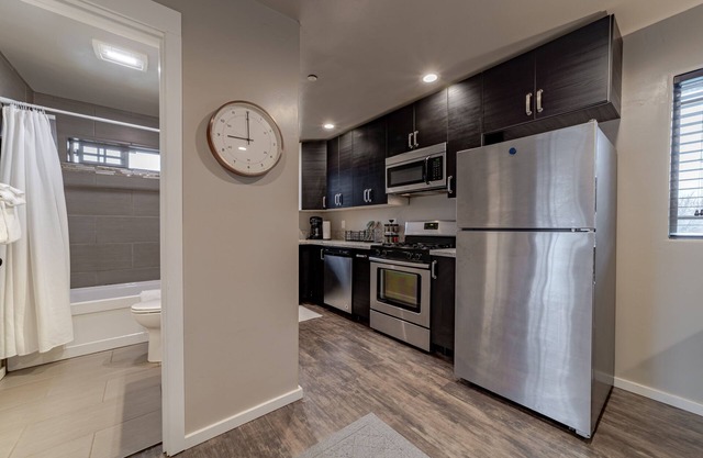 Contemporary dog-friendly condo with fast WiFi - near ocean and parks