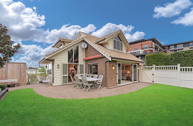 Contemporary Family Home with Garage & Courtyard