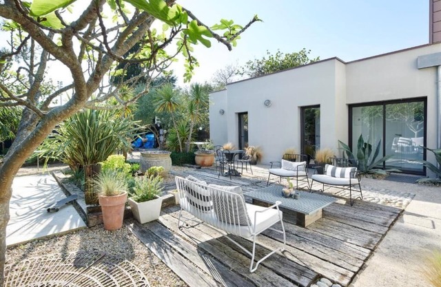 Contemporary house with garden near Benoit beach