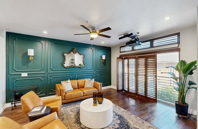 Contemporary home w/a private rooftop deck - near the San Antonio Zoo
