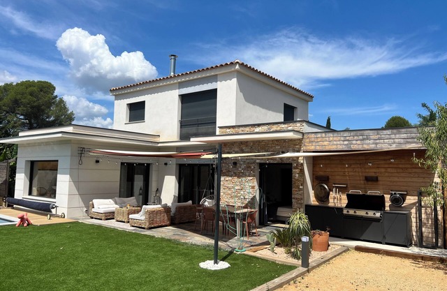 Contemporary house with heated pool, close to beaches and calanques